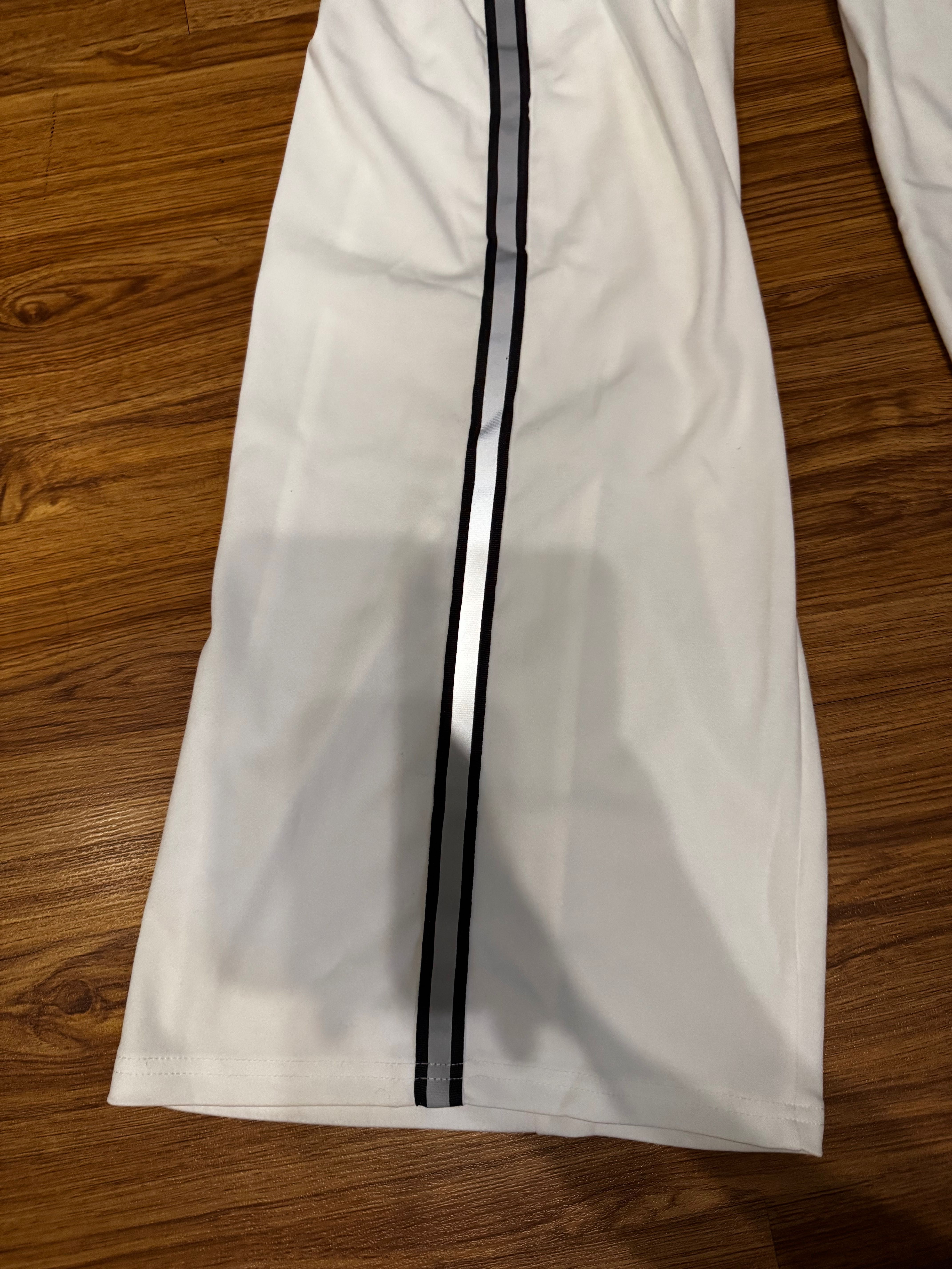Білий костюм з брюками та футболкою, size XL