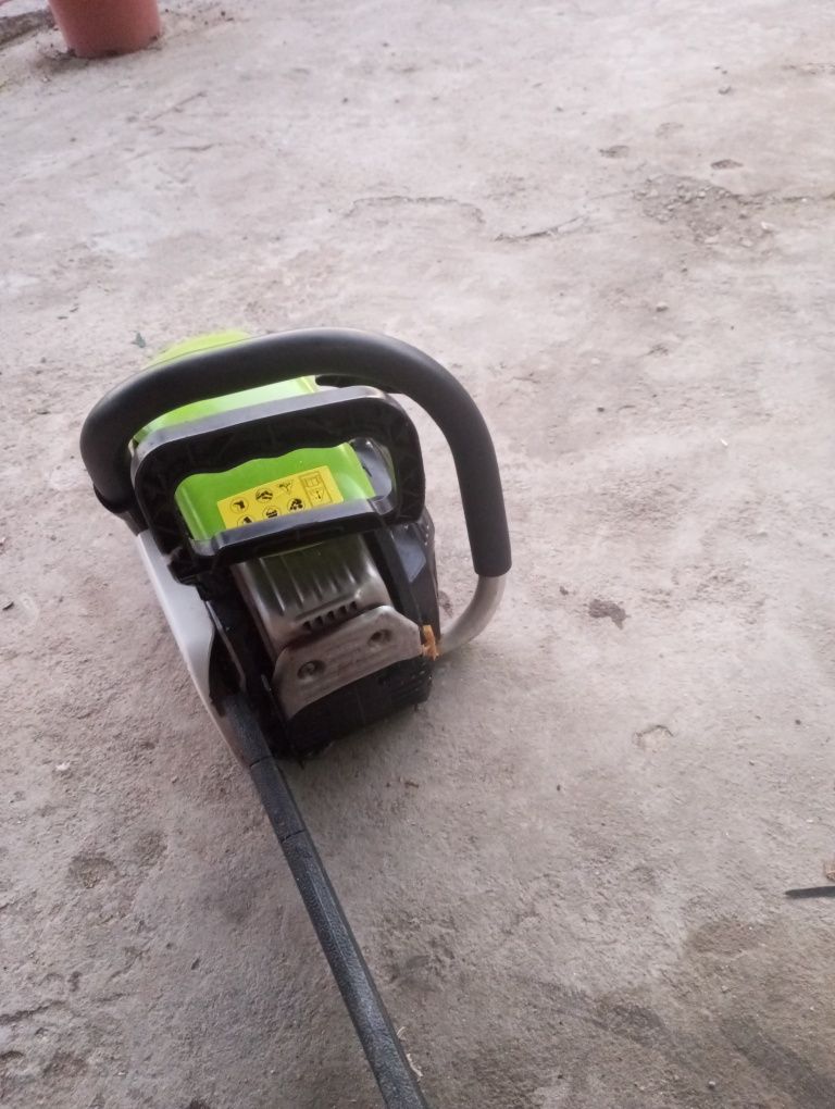 Motosserra praticamente nova