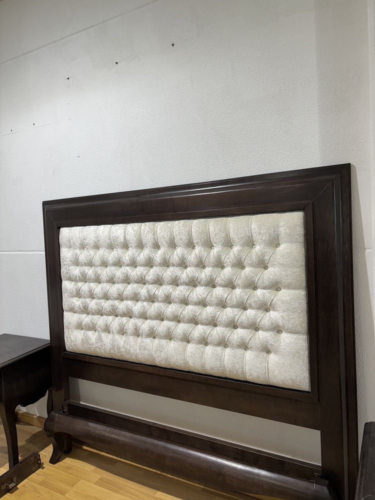 Conjunto cama e mesas de cabeira