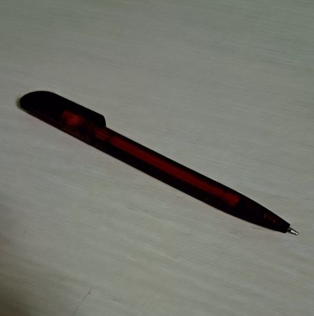 Продам тёмно-красную ручку.