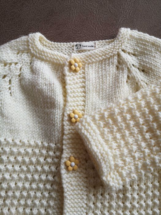Casaco de bebé em tricô feito à mão