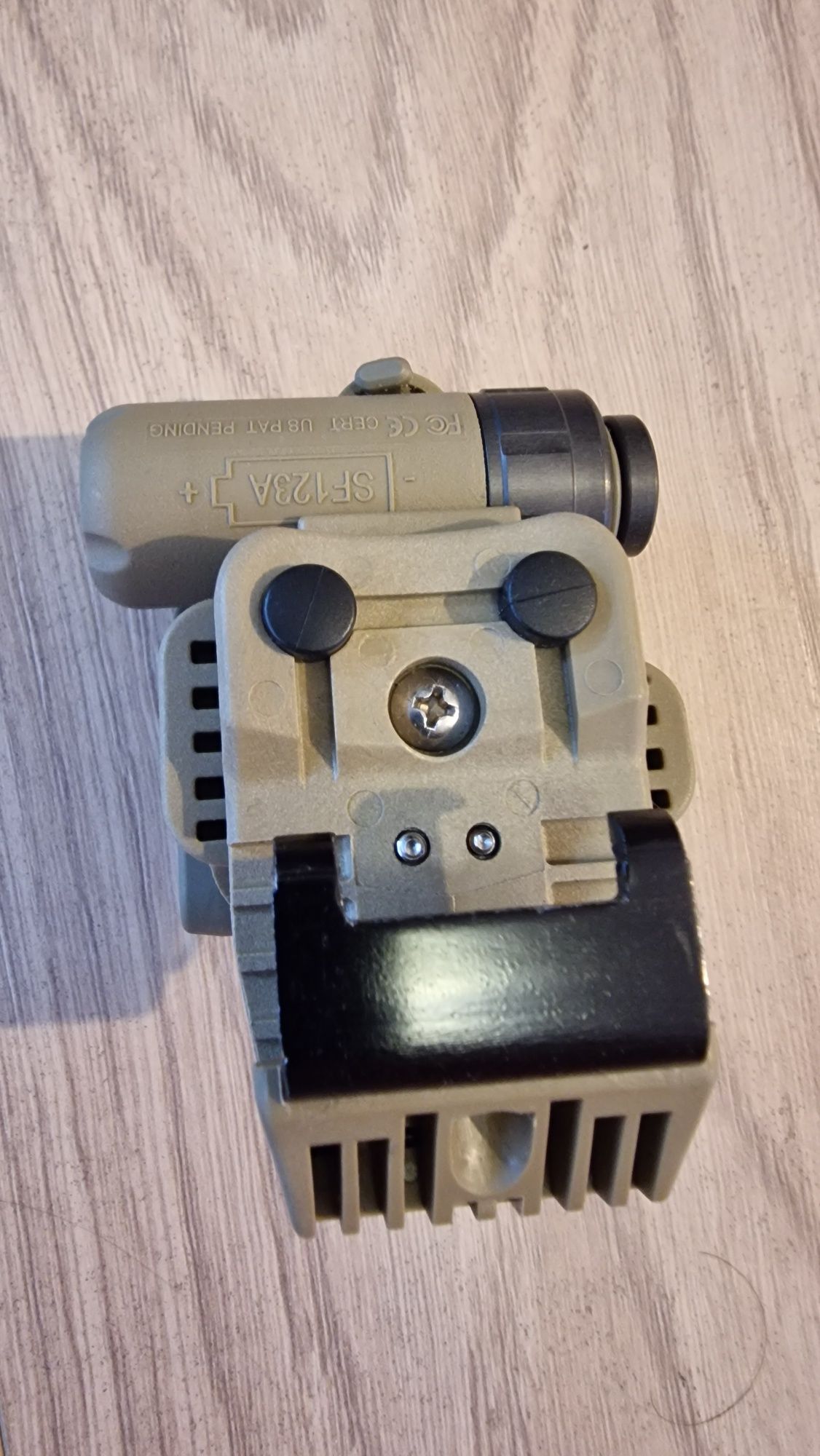 Latarka na helm Surefire hl1 a tn