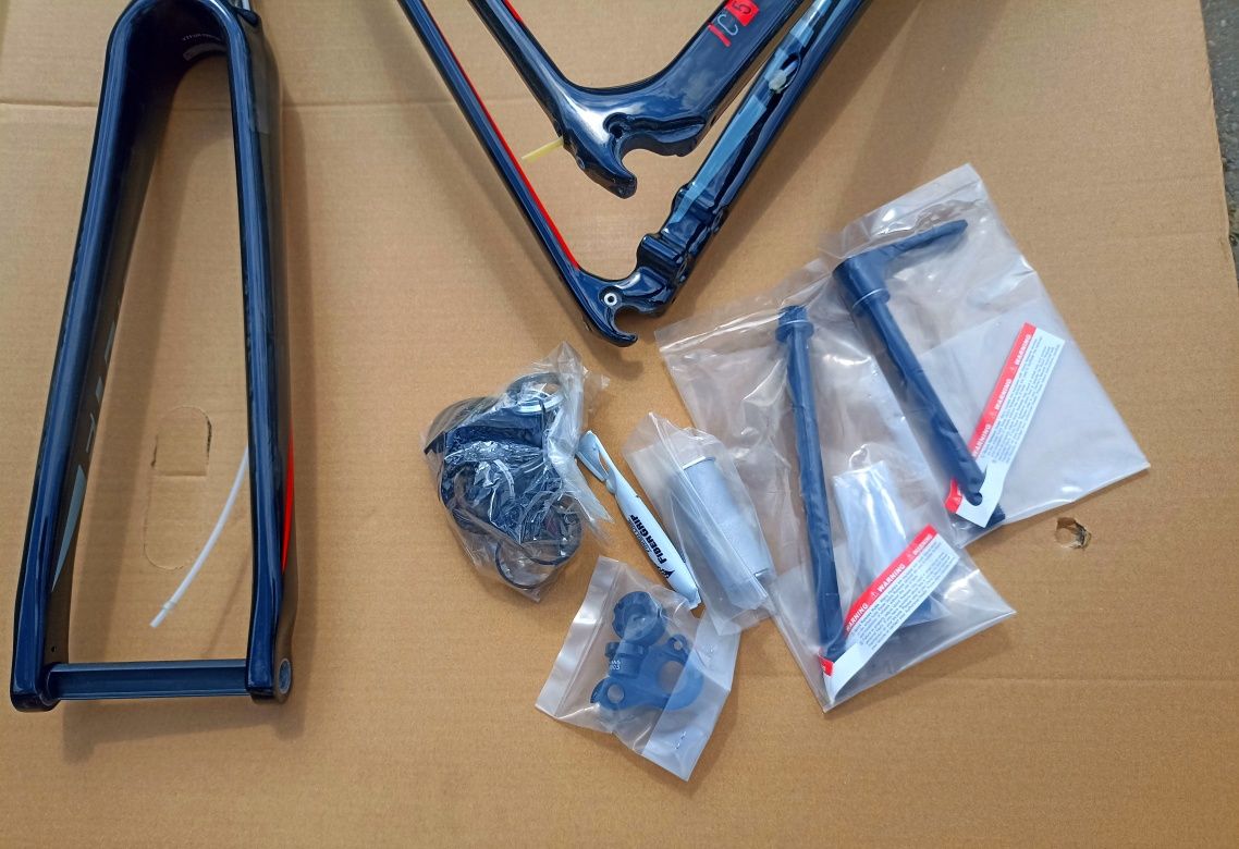 Nowa Rama Fuji Karbon Gran Fondo 2,.3 Frame set + widelec stery Cube