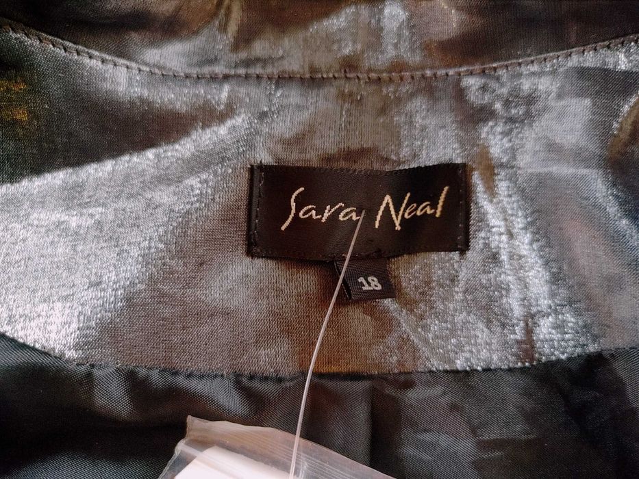 Niebanalna błyszcząca marynarka/żakiet Sara Neal r. 18