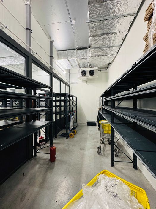 Продаж торгового місця на ринку Шувар, 80 м.кв., (є холодильник)