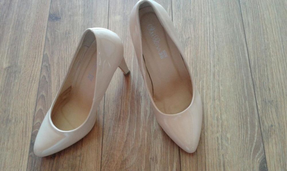 Lakierowane czółenka Cropp