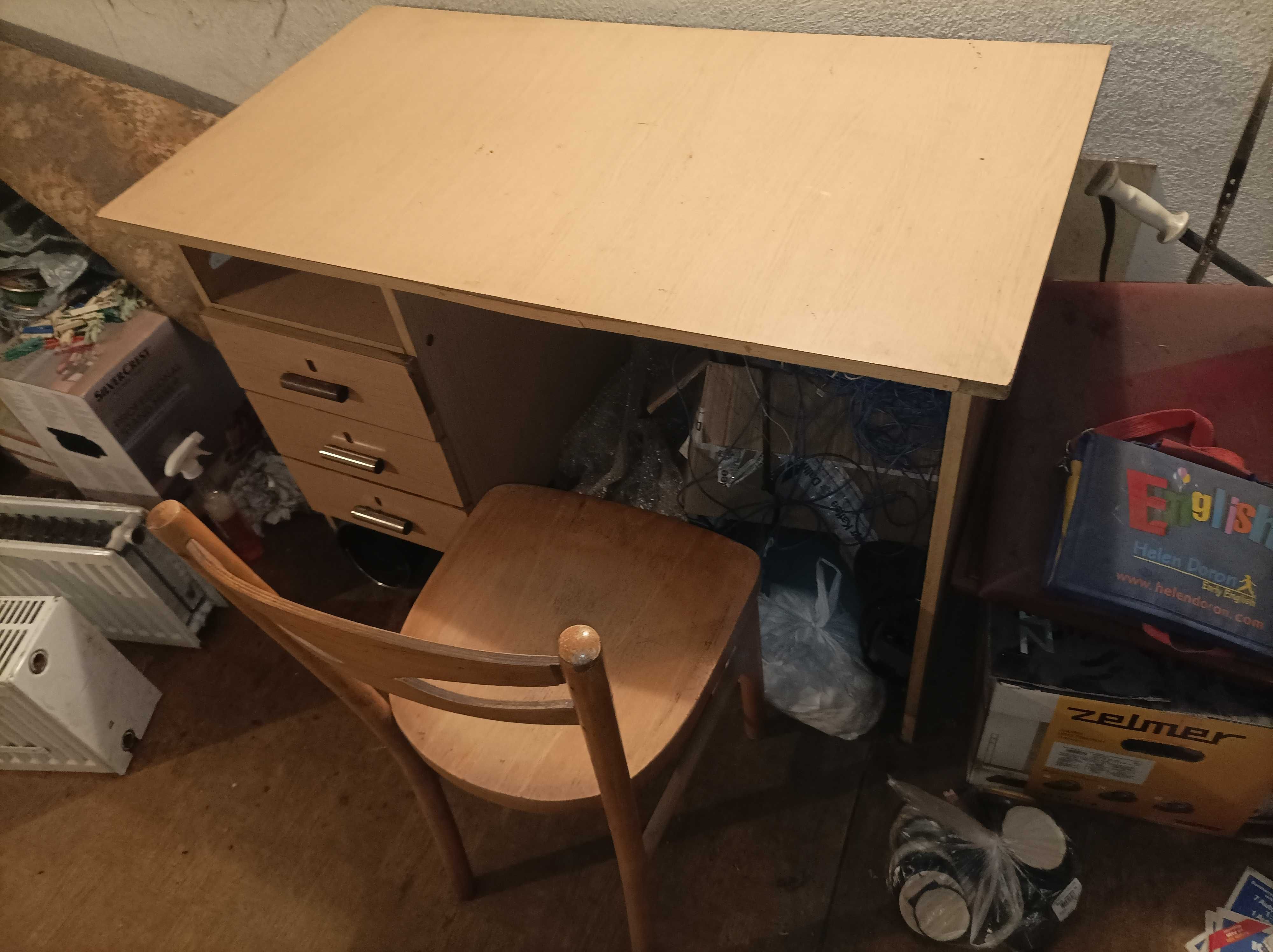 biurko z krzesłem