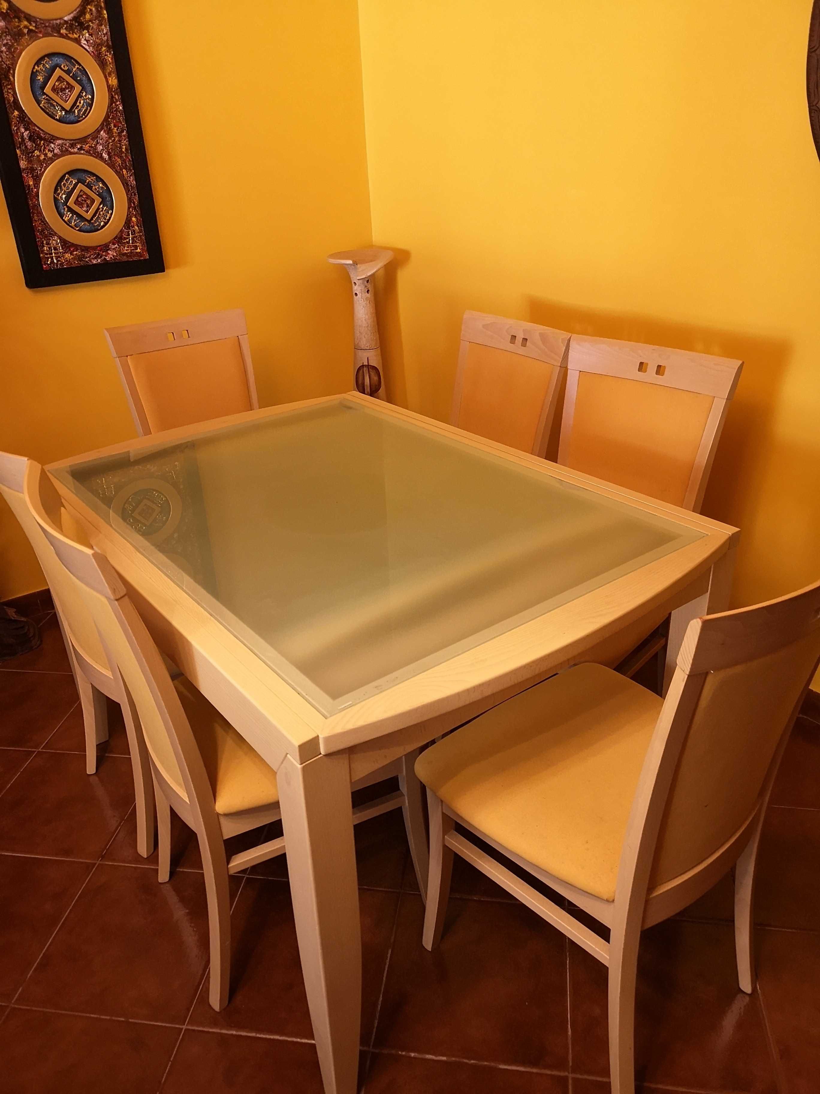 Mesa extensível de sala de jantar com 6 cadeiras.