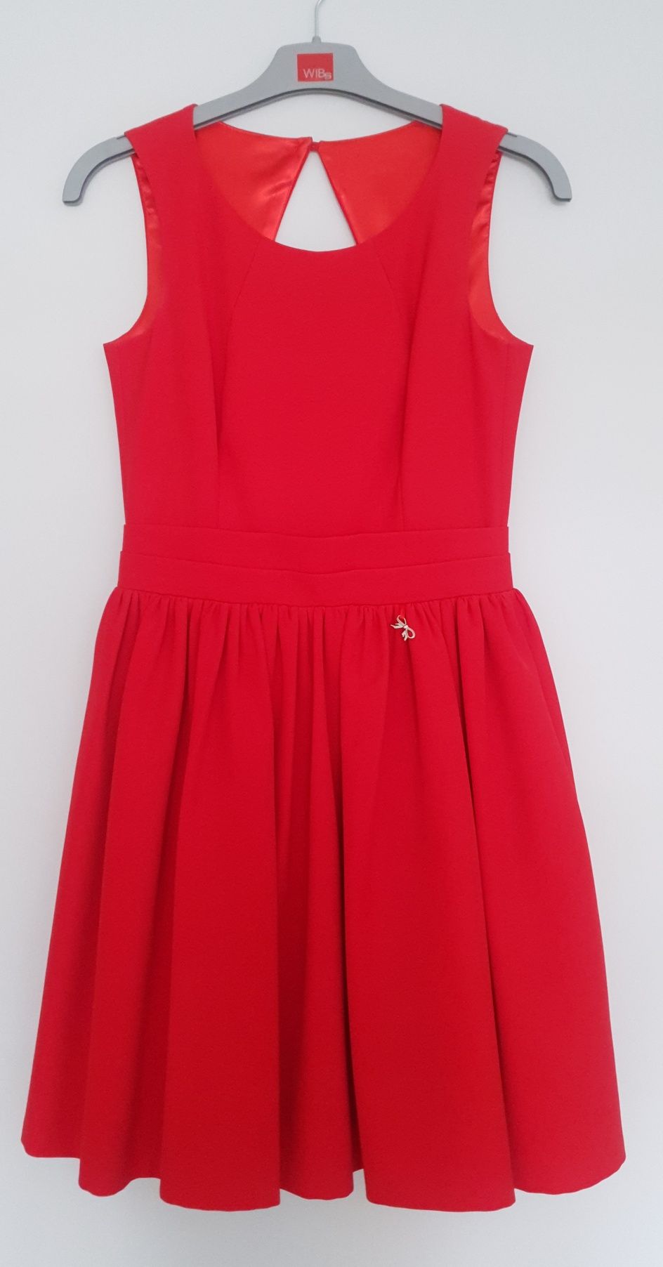 Czerwona sukienka z wyciętymi plecami