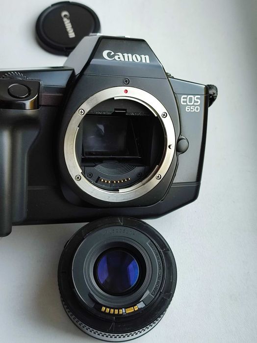 Плівковий фотоапарат Canon EOS 650 з об'єктивом Canon EF 50mm f/1.8 II