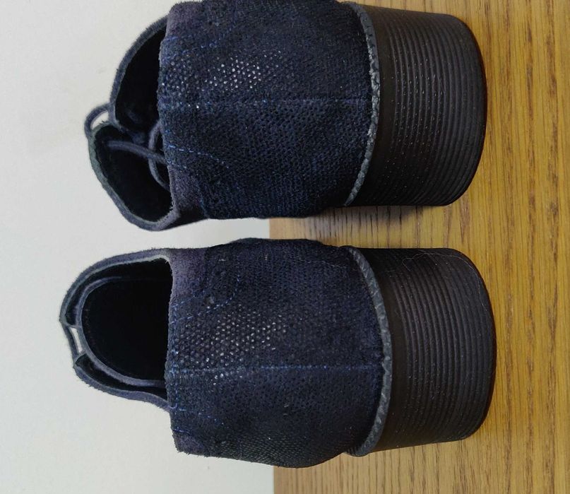 Sapatos azuis em pele camurça