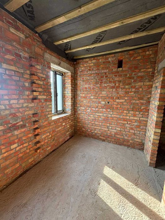 Новий таунхаус з червоної цегли в центральній частині міста. Галина