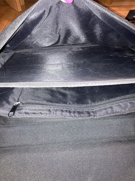 Czarna torba na laptopa