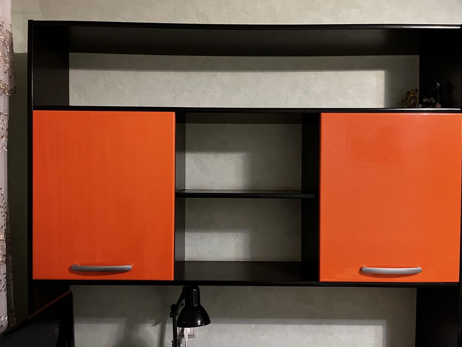 Продам кутовий комп’ютерний стіл з надбудовою