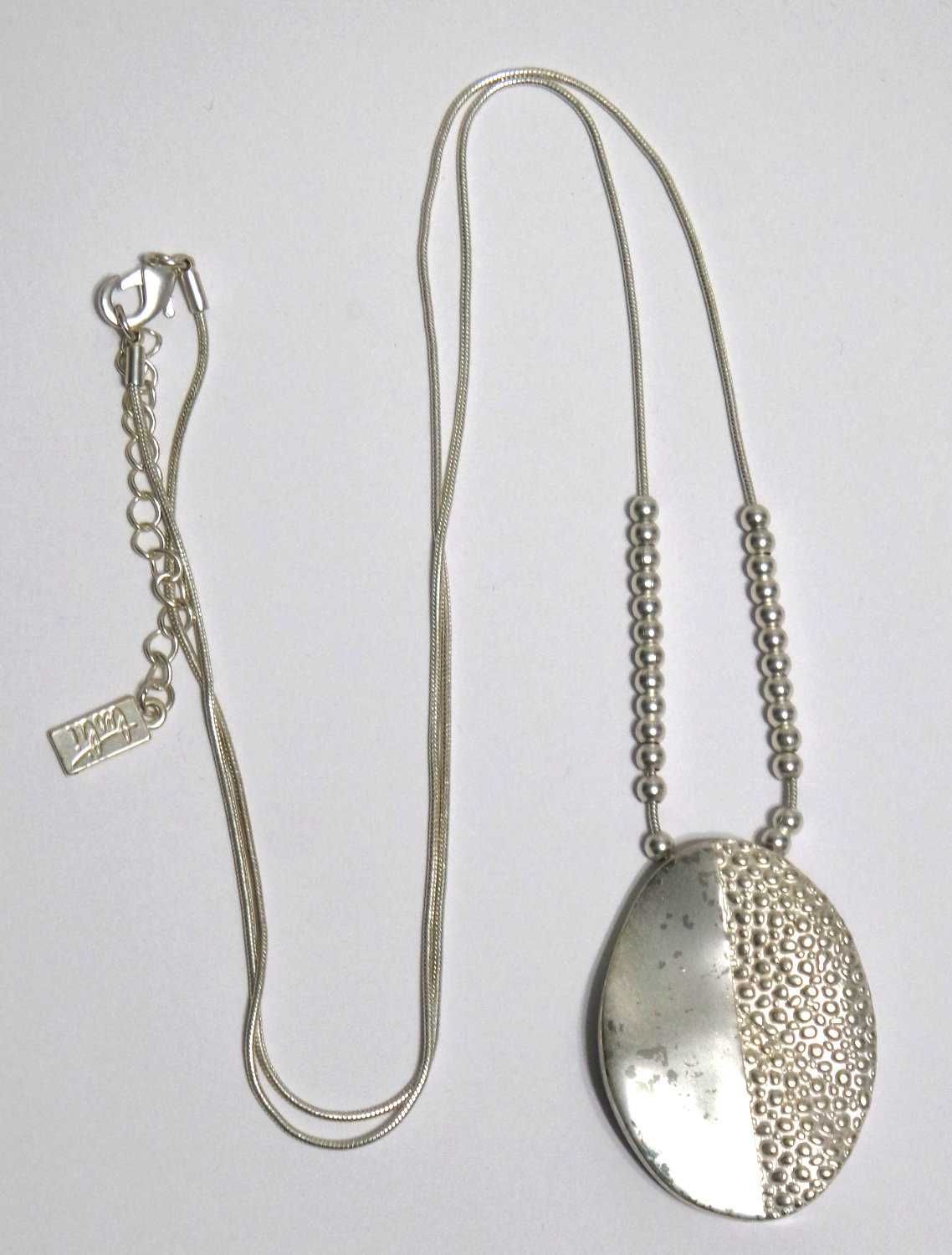 Długi naszyjnik metalowy w kolorze srebrnym