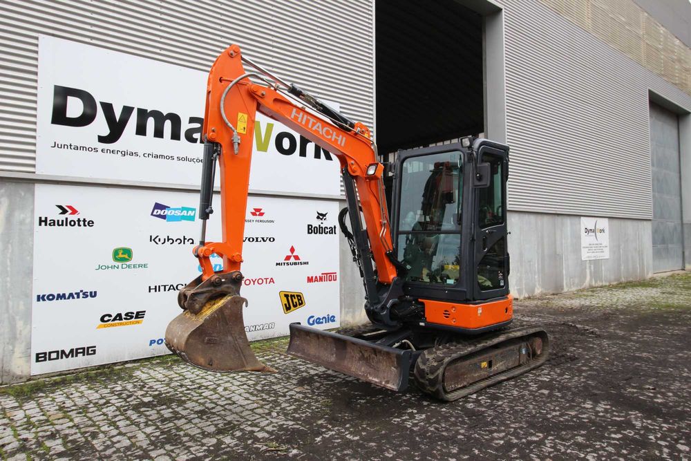 Minigiratória e escavadora  Hitachi ZX 33