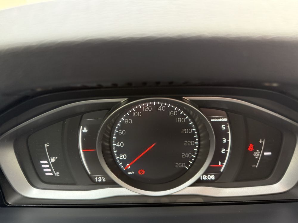 Volvo v60 R-DESIGN