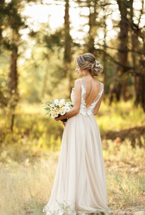 Śliczna beżowa suknia ślubna