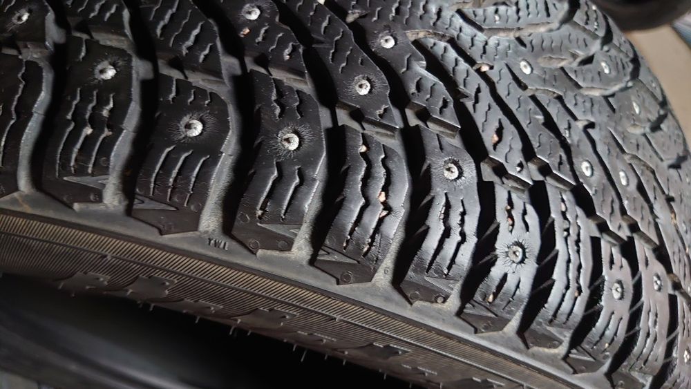 Nokian Hakkapeliitta 9 ШИП 225/55 r17 комплект зимних шин