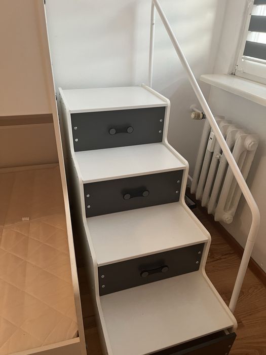 Łóżko piętrowe interbeds z szarymi schodami