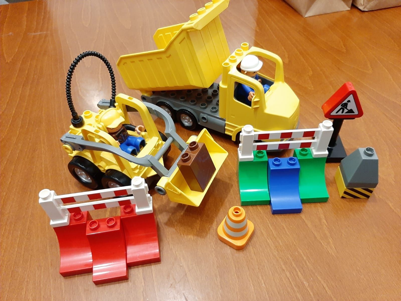 Lego Duplo wywrotka + koparka, budowa