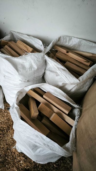 Drewno opałowe, rozpałkowe, suche, workowane. Sosna, świerk, buk.