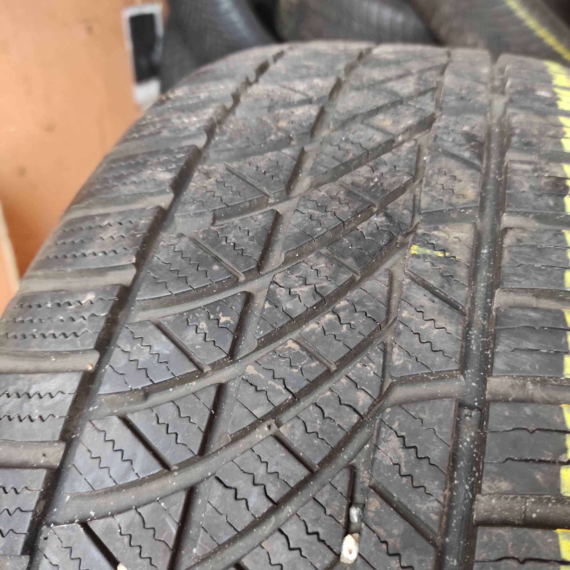 zima/wielosezon Hankook 235/55/17 z 2015r 6.9mm