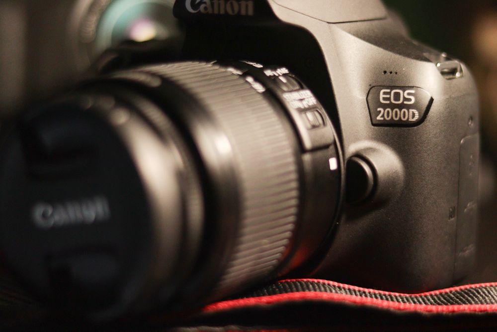 Камера Canon eos 2000d