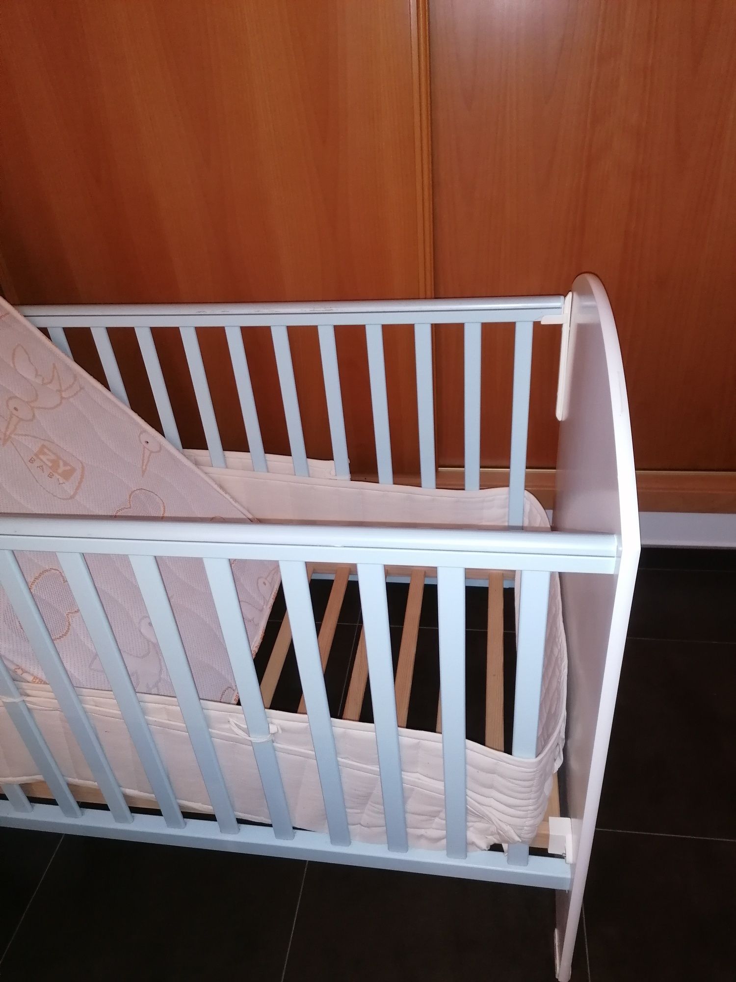 Cama de bebé em bom estado