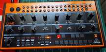 Behringer crave syntezator