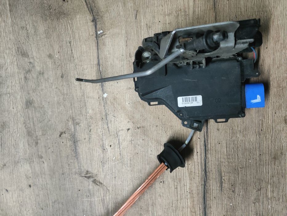 Audi A3 8P zamek drzwi lewy przód 3-drzwi