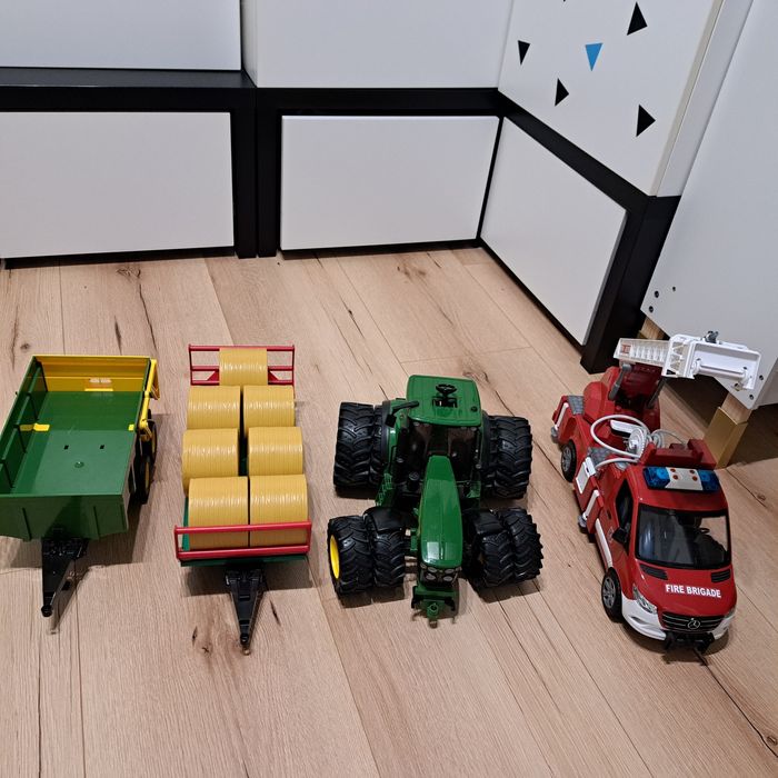 Bruder traktor, przyczepa z balotami, straż pożarna