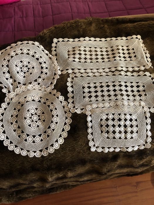 Renda feita à mao 2 redondos e retangular