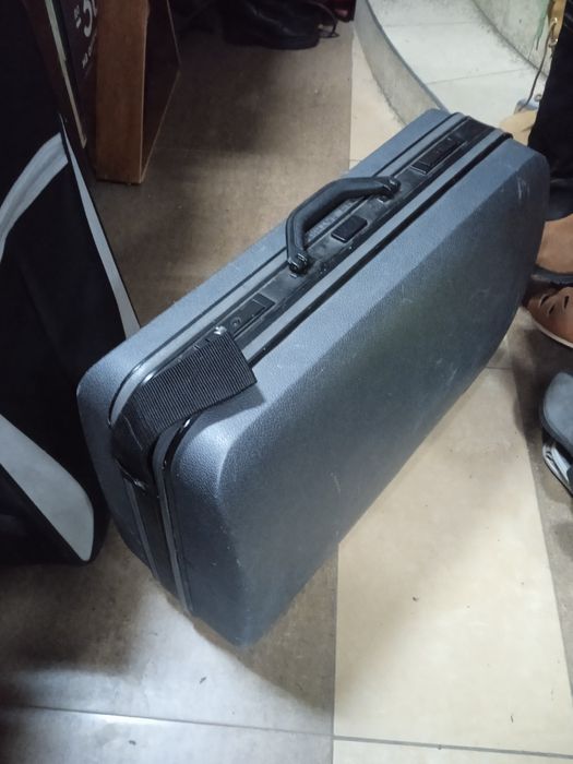 Продам чемодан на двух колесах с накладной ручкой