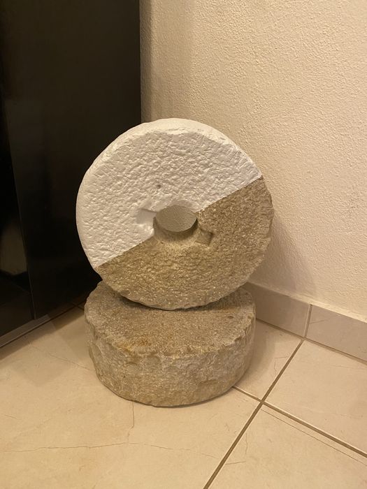 Pedra de moinho - decorativa