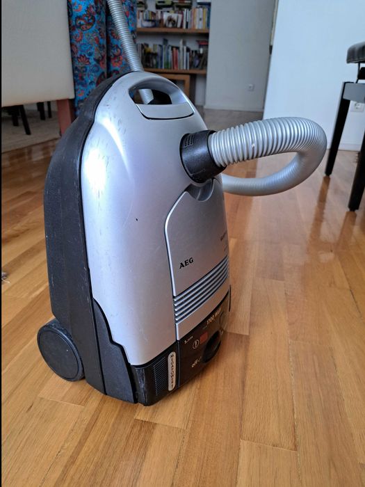 Aspirador AEG 1700 W usado mas perfeitamente funcional.
