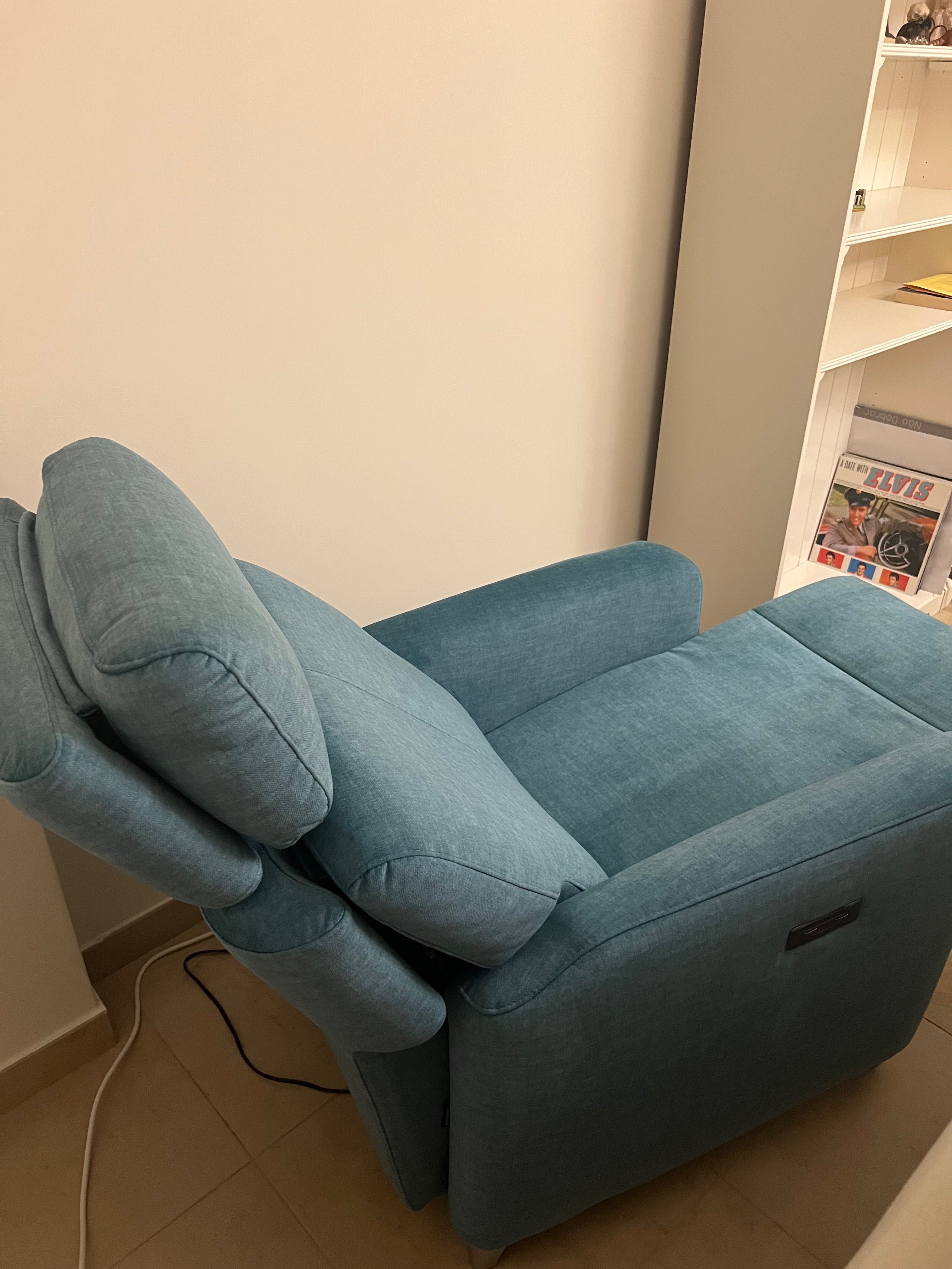 Poltrona Azul Reclinável - Conforto e Estilo em Perfeito Estado!