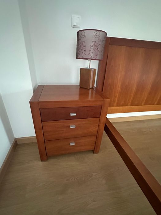 Quarto casal com comoda dupla e banqueta
