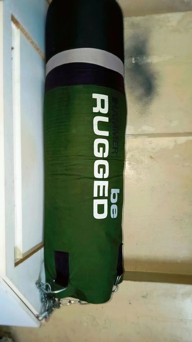 Saco de boxe com acessórios para pendurar