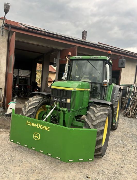 John Deere 6810