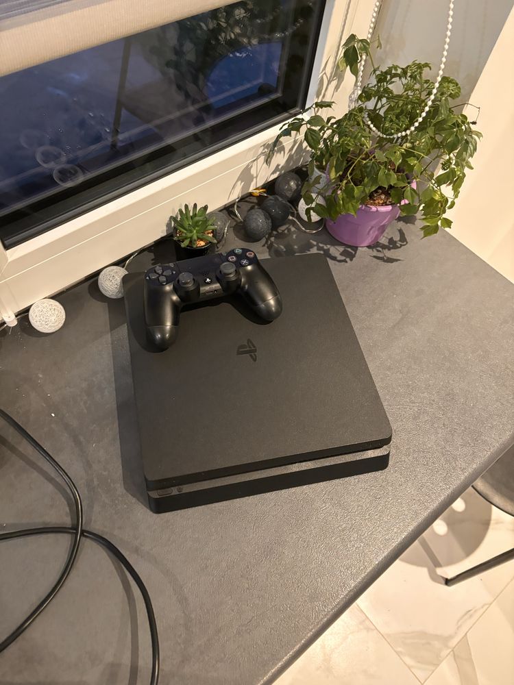 Konsola ps4 slim 500 gb z grami