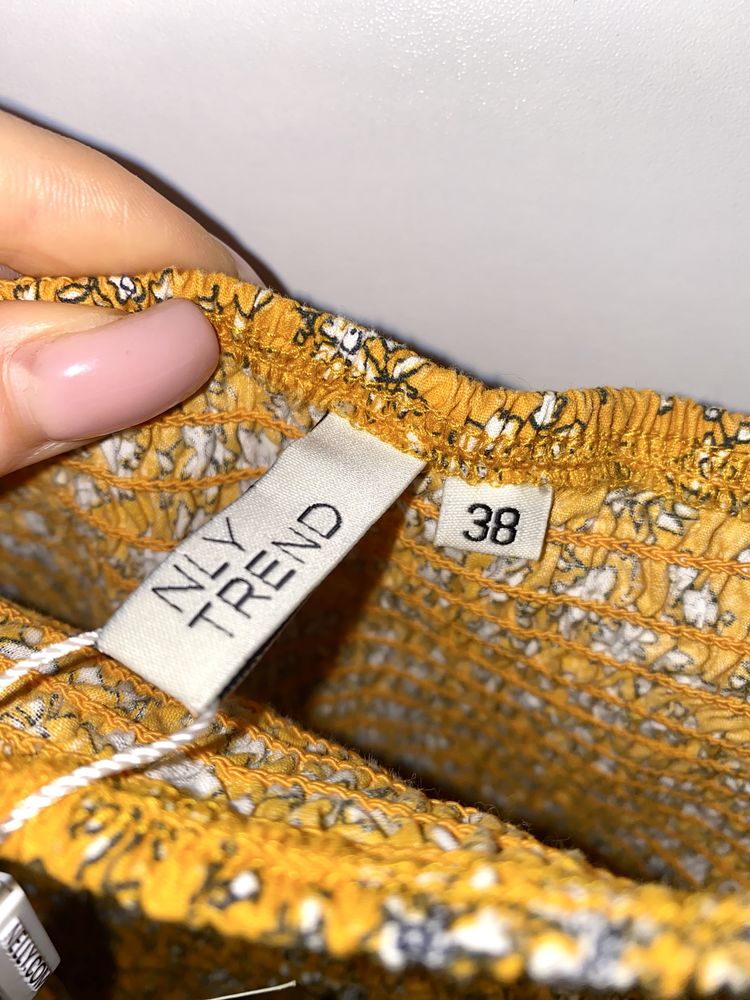 Плаття у квітковий принт гірчичне у квіточку в стилі zara