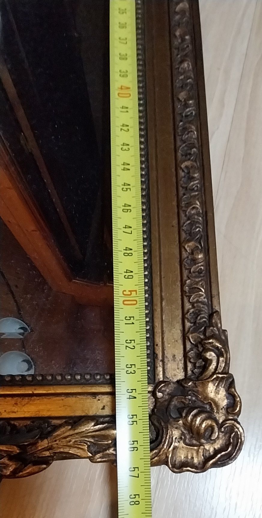 Lindíssimo espelho antigo em gesso dourado