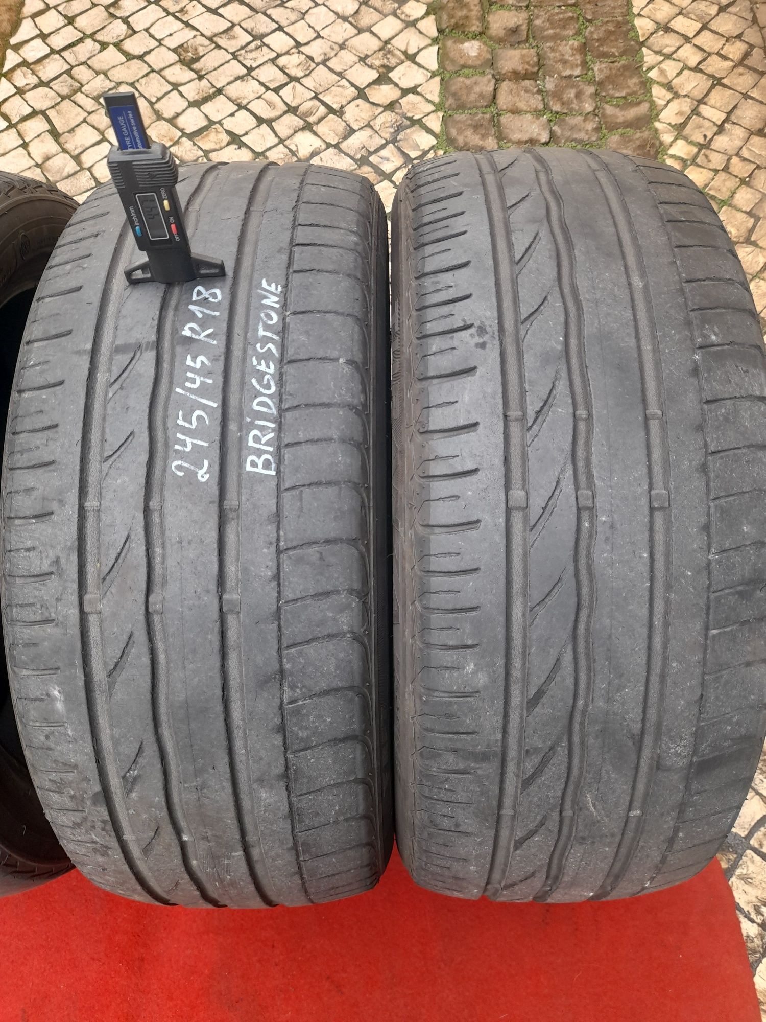 2 Pneus 215/35ZR18 e 245/45R18 Bridgestone