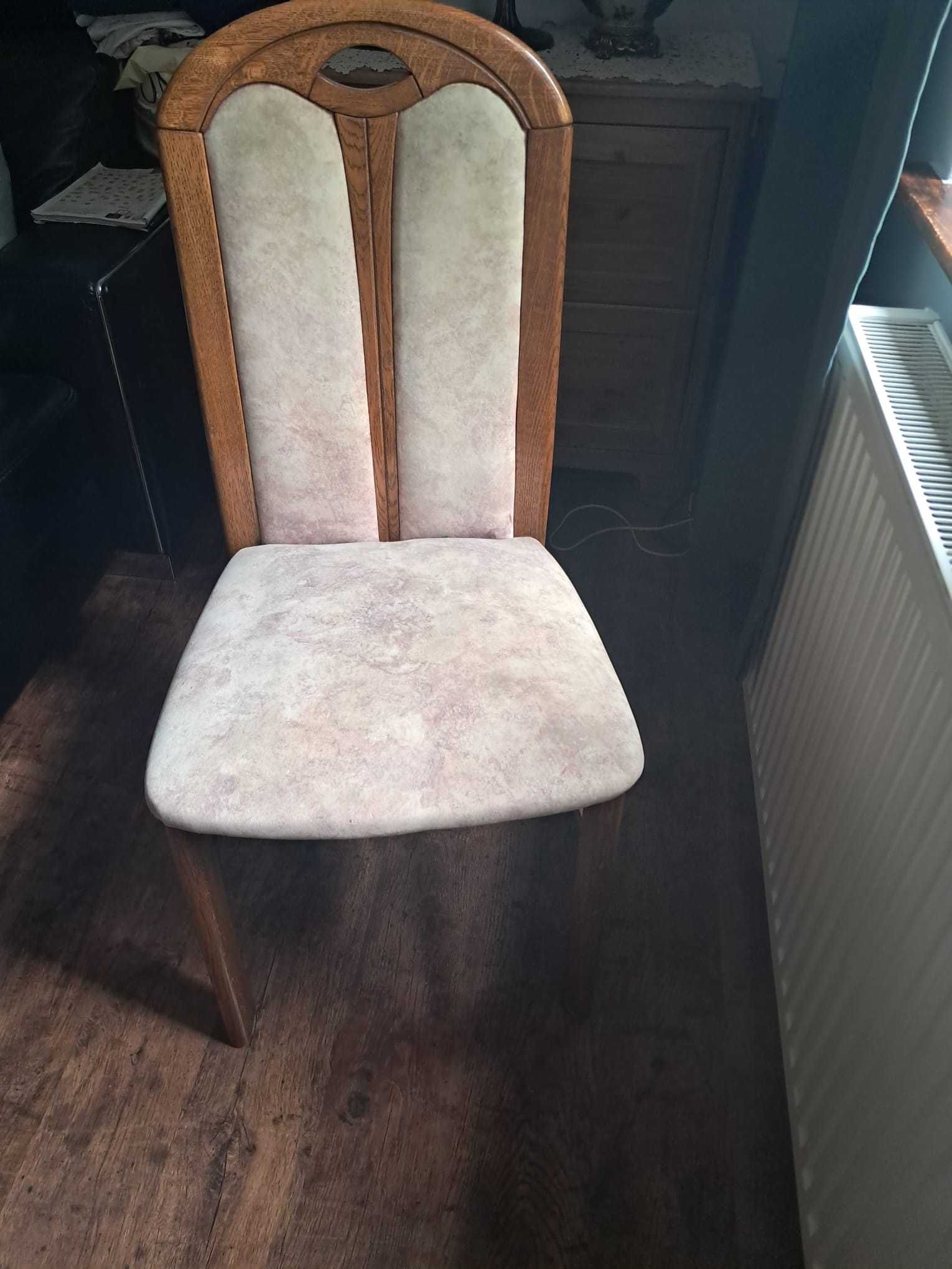 Drewniany stól z krzesłami
