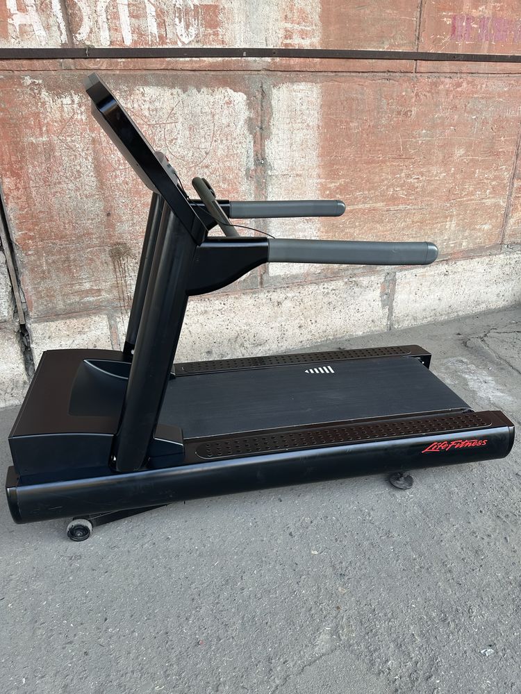 Професиональная Беговая дорожка Life Fitness 95T