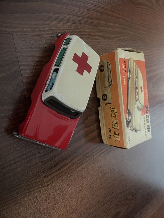 Stara zabawka Samochodzik ambulans metalowy z pudełkiem prl ddr