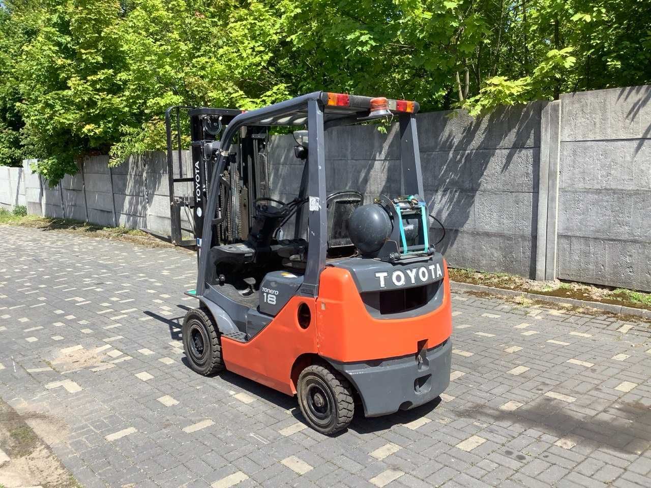 Gazowy wózek widłowy Toyota 8FG18, triplex, 4 sekcje, darmowa dostawa.