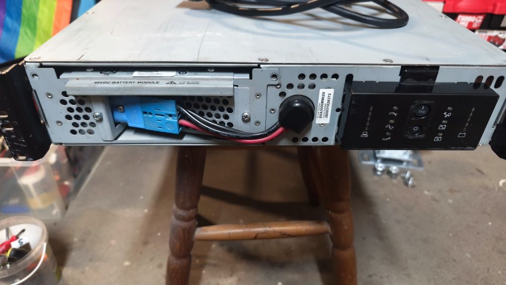 UPS APC 3000RMI2U uszkodzony