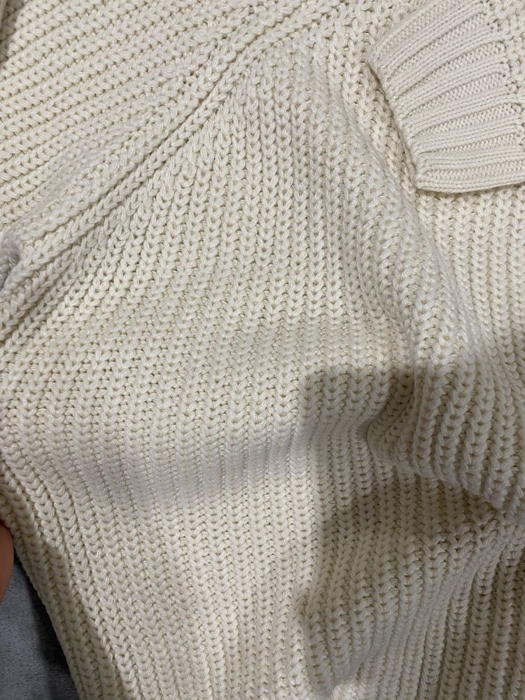 Продам теплий вязаний білий светр